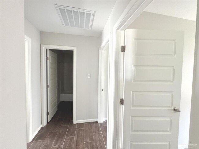 Building Photo - 1304 Alta Vis Dr