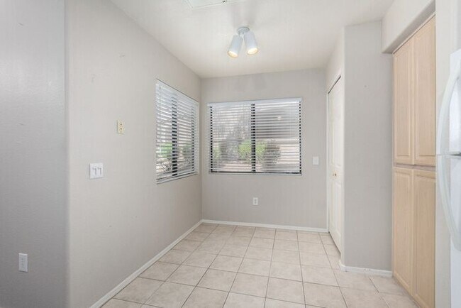 Building Photo - 2-bedroom 2 bath condo in Gated Community ...