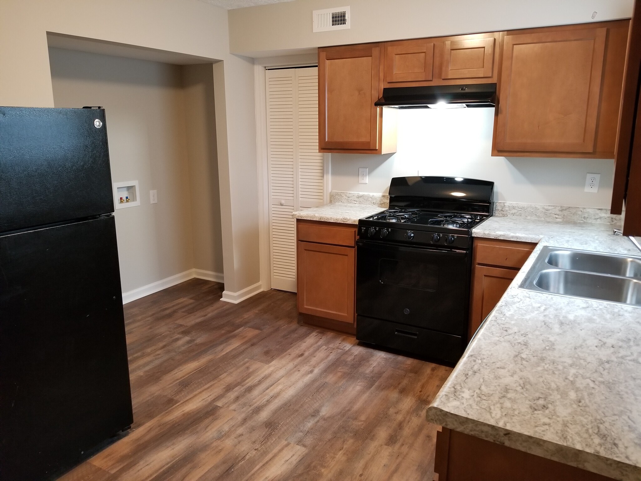 Building Photo - 924 Rarig Ave