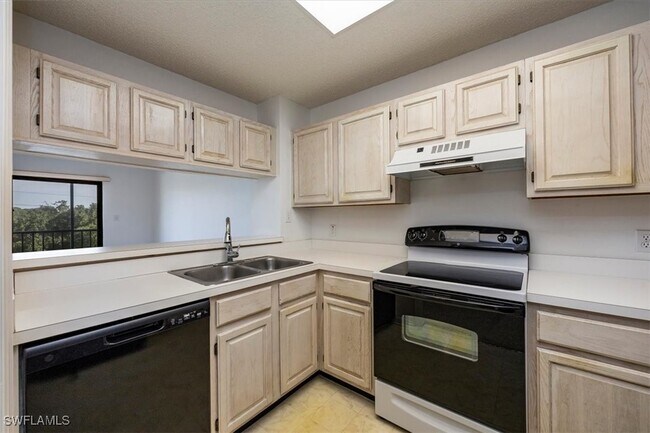 Building Photo - 900 Arbor Lake Dr