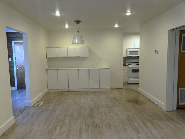 Building Photo - Beautiful 2 Bedroom Apartment with Office ...
