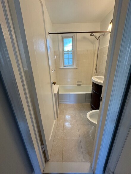 Building Photo - 2475 Summer St