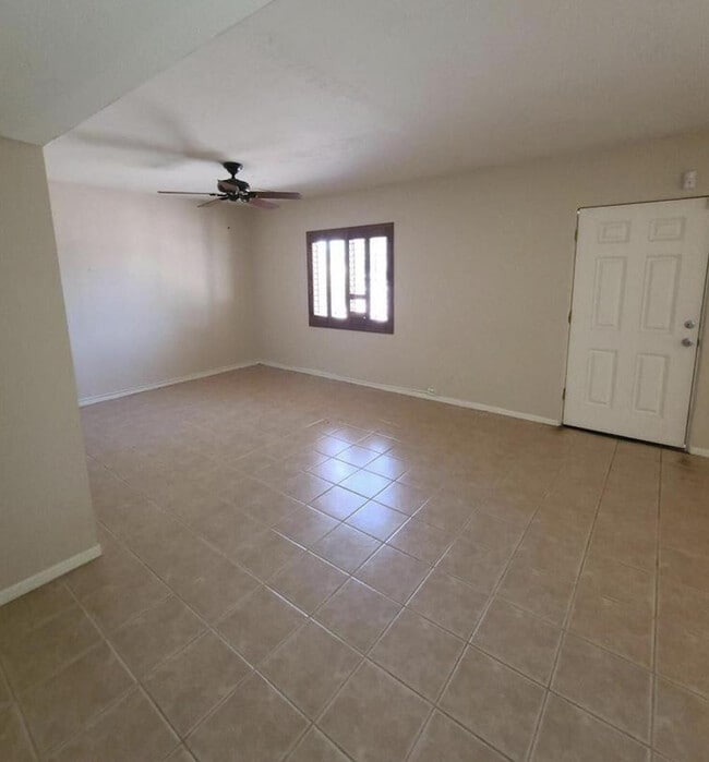 Building Photo - 1407 W Glenrosa Ave