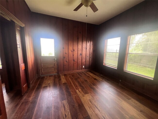 Building Photo - 709 Harrison Ln