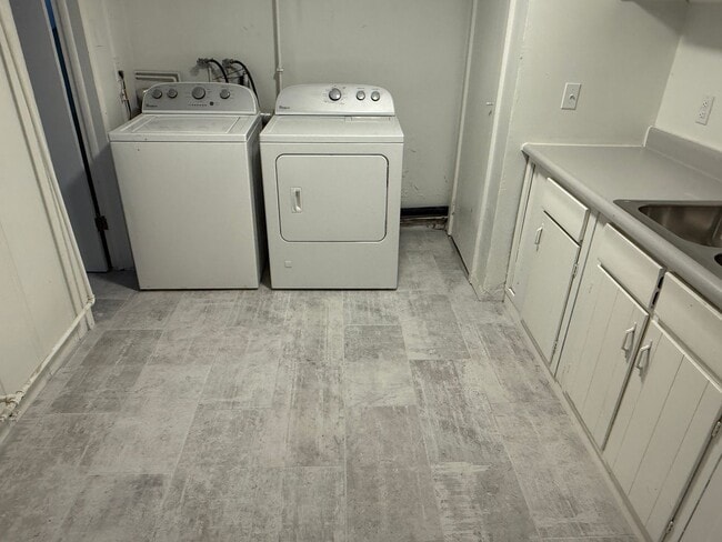 Building Photo - Fantastic 4 Bed 2 Bath 2 living rooms - Available NOW!