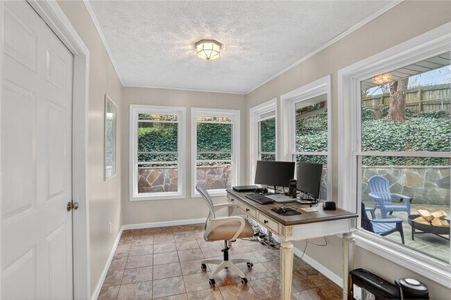 Building Photo - 2560 Skyland Trail NE