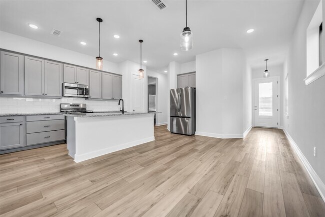 Building Photo - 1535 Park Path Dr