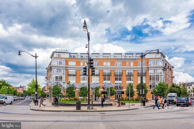 Building Photo - Gorgeous Rowhome Walking Distance to Colum...