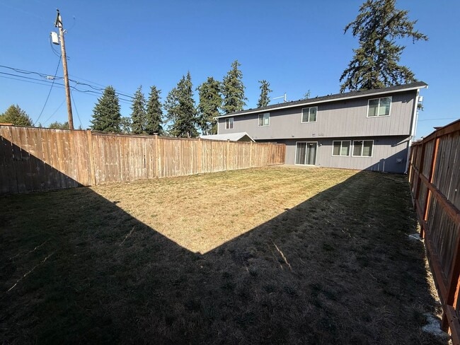 Building Photo - 3 bedroom 2.5 bathroom duplex with large fenced backyard available!!
