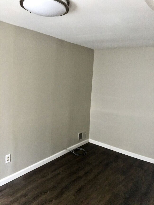 Building Photo - *** Amazing Apartment in Mt. Washington * Pet Friendly * Duplex style * Available Now * Spacious ...