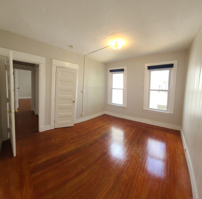 Building Photo - 985 Whalley Ave