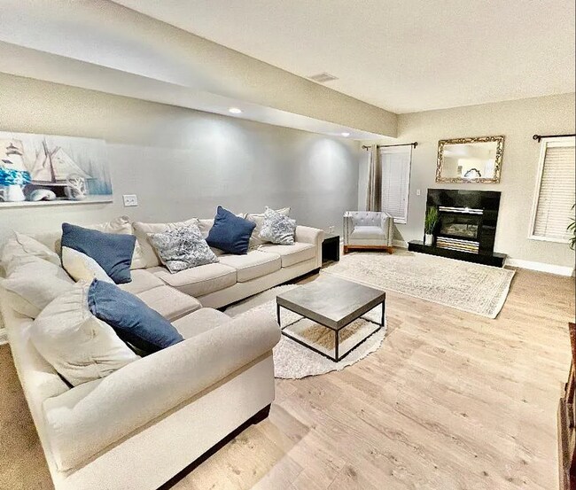 Building Photo - 909 N Burghley Ave