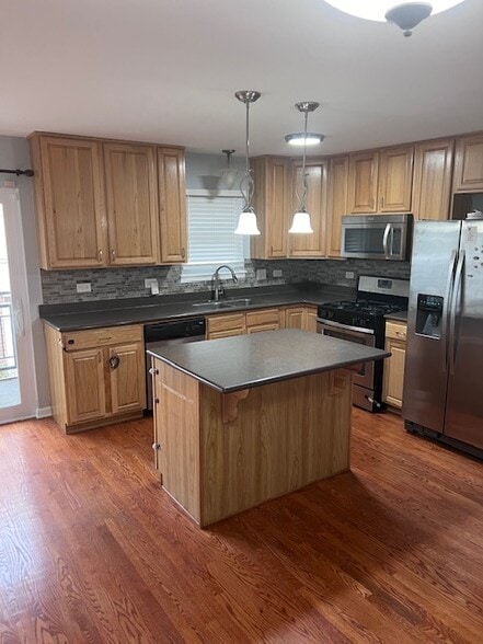 Building Photo - 7256 N Rogers Ave