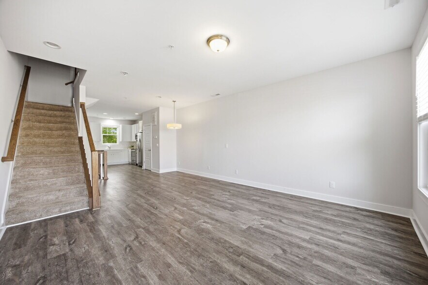 Building Photo - 2800 Bedford Green Dr
