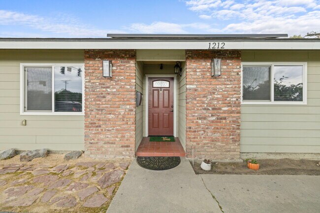 Building Photo - 1212 S Demaree St