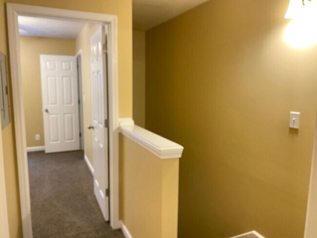 Building Photo - 803 Golf View Pl
