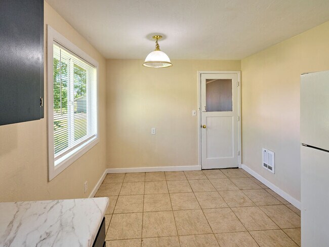 Building Photo - 485 1st St