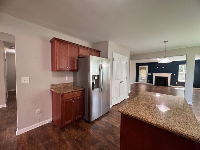 Building Photo - 5BR 3BA Home with Screened Porch