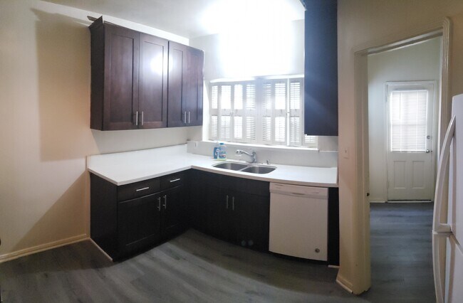kitchen counter 1, sink, dining - 11043 Ophir Dr