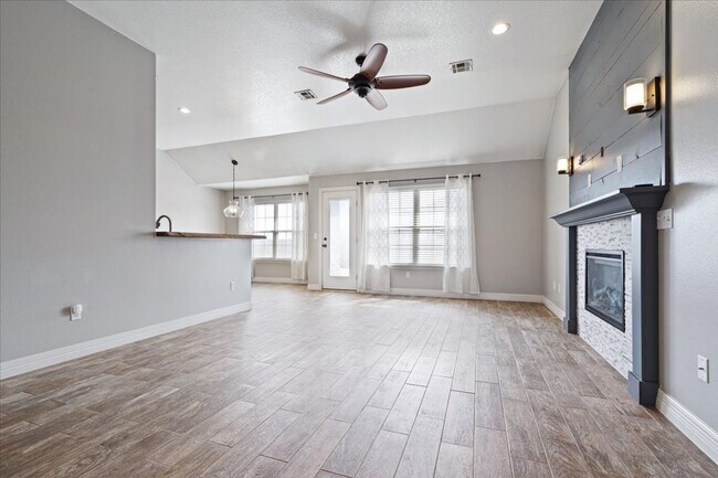 Building Photo - Discover this spacious 4-bedroom, 2-bath home