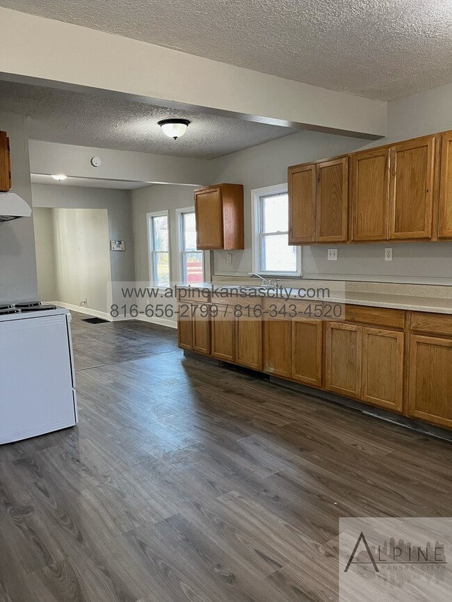 Building Photo - Spacious Upstairs Loft!