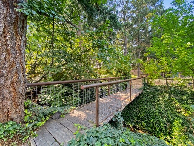 Building Photo - Garfield House: Fully Furnished House, Large private lot across from Golf Course $300 Utility Fee