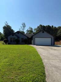 Building Photo - 3 Bedroom 2 Bathroom Ranch Home
