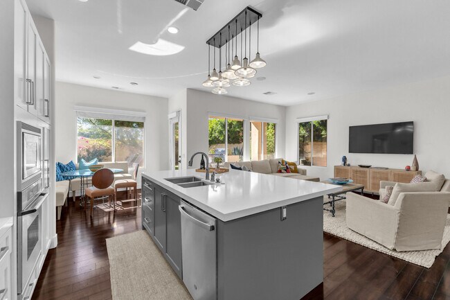 Building Photo - 35 Calle La Reina