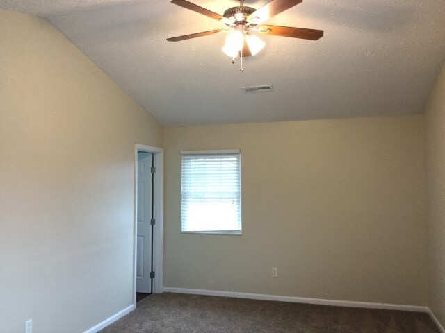 Building Photo - 105 Paddock Ln