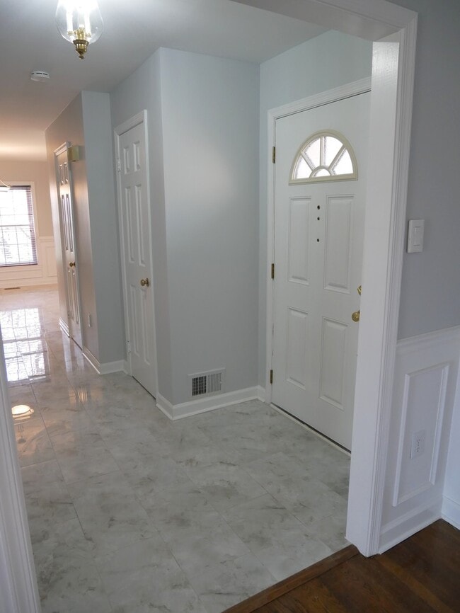 Building Photo - 4 Bedroom 3.5 Bath Corner Unit Townhouse o...