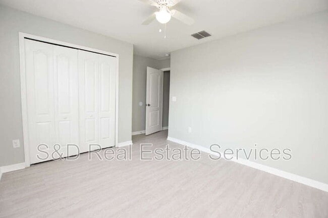 Building Photo - 515 Sandstone St