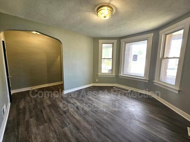 Building Photo - 917 W 144th St