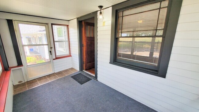 Building Photo - 1032 Maplewood Dr NE