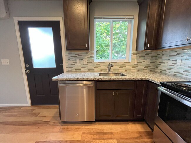 Building Photo - Charming SE Bungalow 3 Bed 2 Bathroom with Washer & Dryer