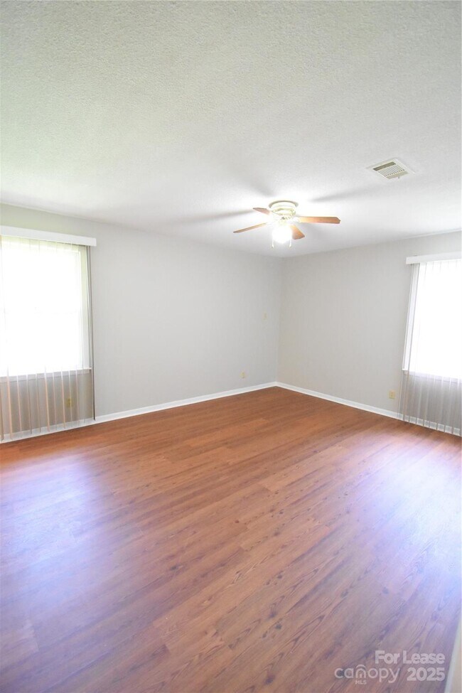 Building Photo - 4099 Shenandoah Dr SW
