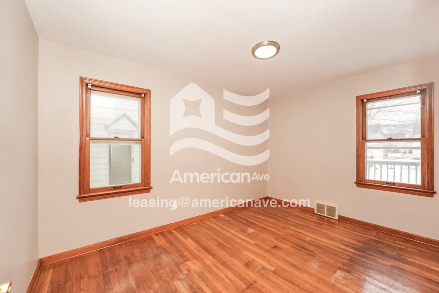 Building Photo - 364 E 330th St