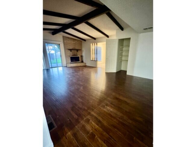 Building Photo - Next to a school! Walking distance to restaurants!