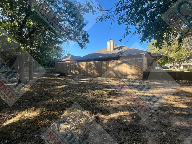 Building Photo - Spacious 4 Bedroom