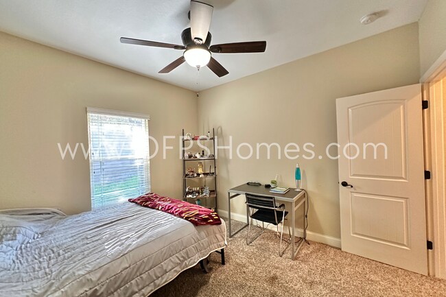 Building Photo - AVAILABLE IN AUG! 5BR/3BA IN S. CRESTVIEW