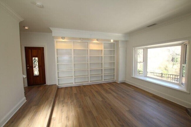 Building Photo - 4104 N Ivy Rd NE