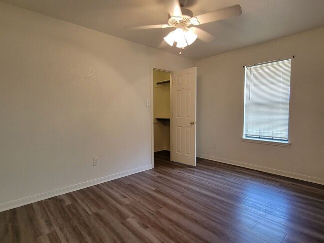 Building Photo - 914 Crymes Ln