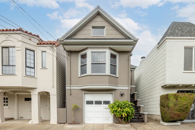 Building Photo - Charming Sunset Home with Hardwood Floors ...