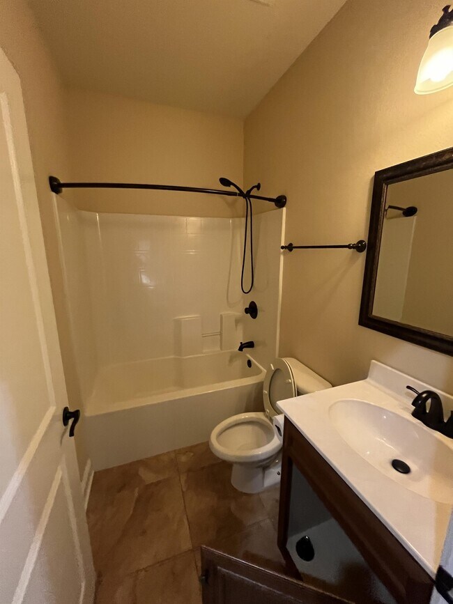 Building Photo - 808 Pine Alley St