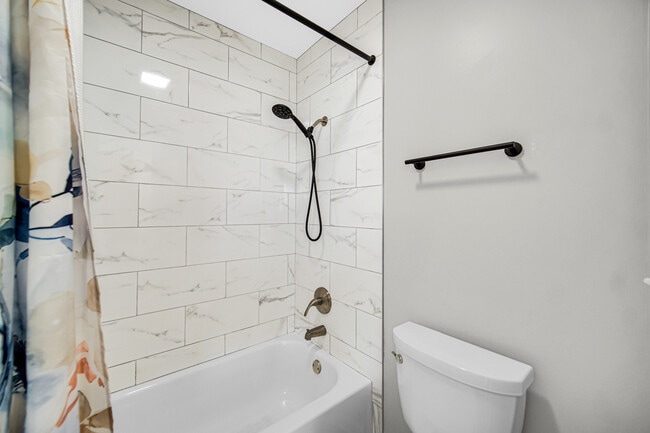 Building Photo - 124 Glengarry Dr