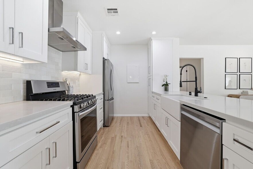 Building Photo - 4958 Canoga Ave
