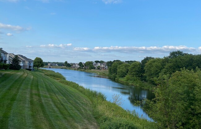 Building Photo - 14100 Pinnacle Pointe Dr