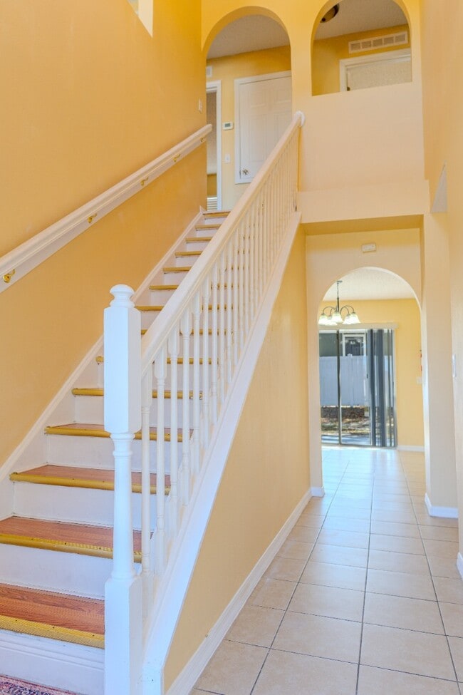 Building Photo - Spacious 4-Bed Groveland Home with Attached Garage, Central Air, and Private Patio