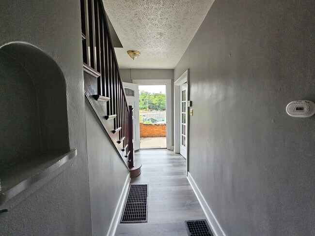 Building Photo - 3 bedroom Townhome for rent in Mt Washington!