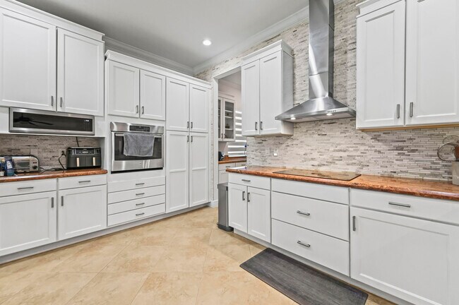 Building Photo - 2350 Bellarosa Circle