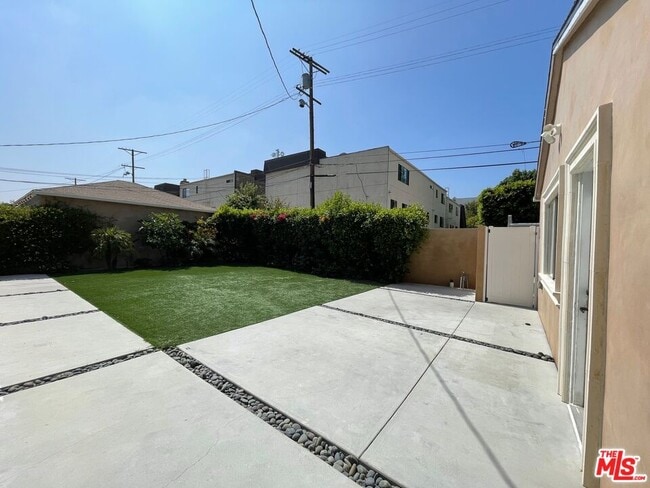 Building Photo - 13964 La Maida St